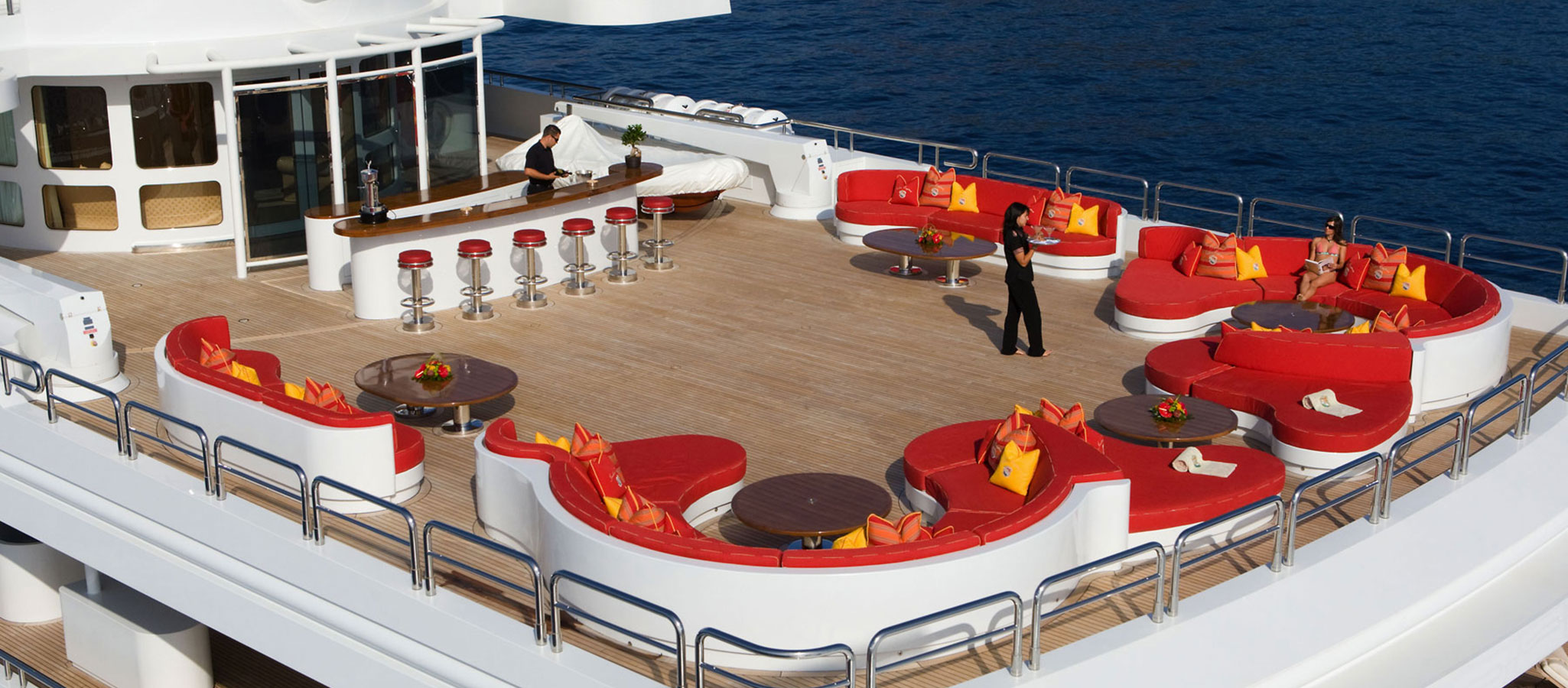 Im Hafen und vor Anker liegend sind auf den Pool- und Sonnendecks Parties für 100 Gäste und mehr möglich.