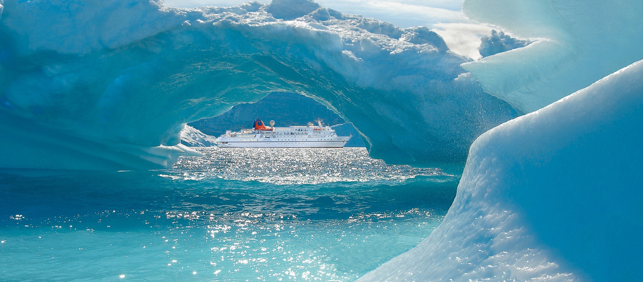 Mit höchster Eisklasse ausgestattet, bringen wir Ihre Gruppe auf Expeditionsschiffen u.a. in die arktischen Regionen.