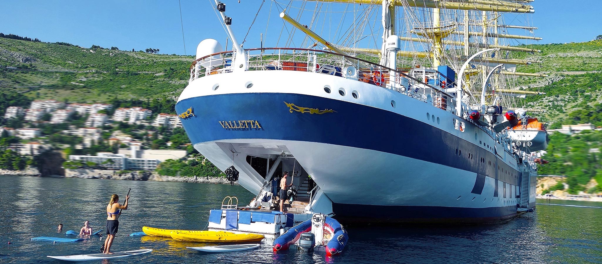 The framework program is on board for you: At anchor, a marina platform is lowered – special swimming fun way out at sea.