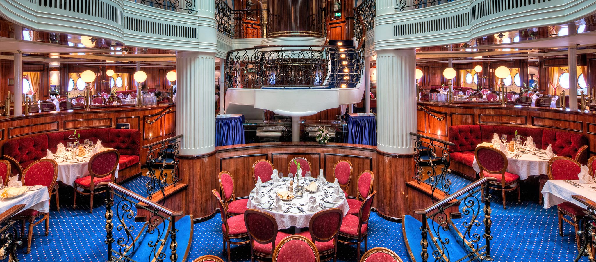 Just as spectacular: the atrium restaurant in the style of a swanky windjammer. A worthy setting for a gala dinner.