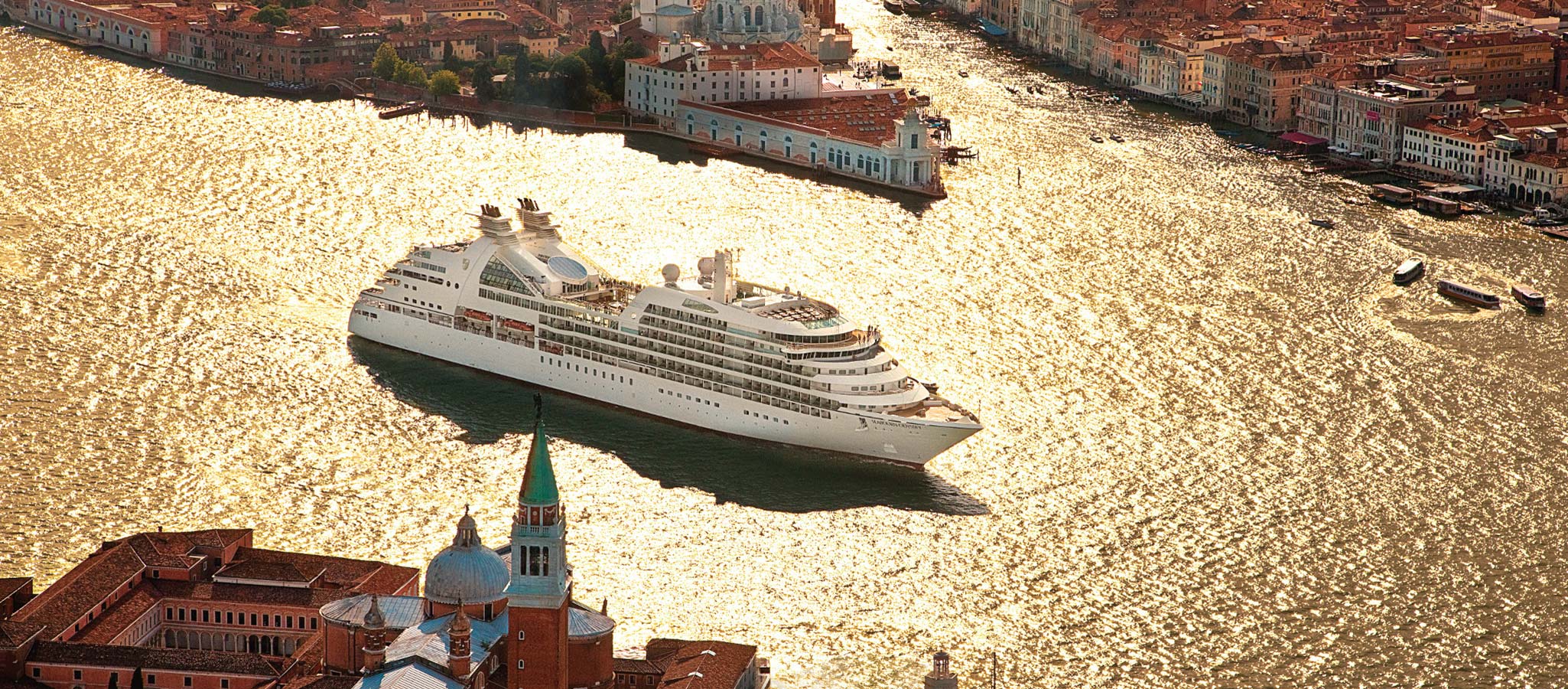 In den Sommermonaten cruisen die Schiffe in Nord- und Südeuropa, während sie im Winter die Überseedestinationen weltweit ansteuern.