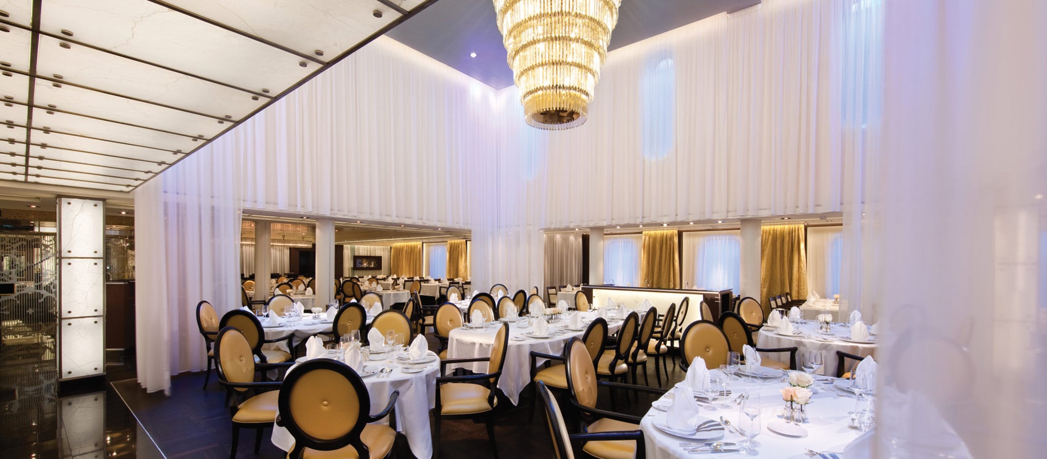 Alle Schiffe verfügen über mehrere Restaurants, deren Anspruch an Stil und Cuisine höchste Ansprüche an Gala-Menüs übererfüllen.