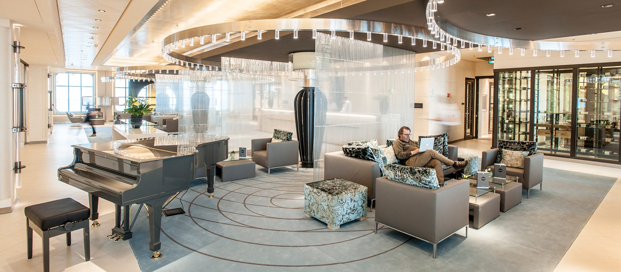 The broad variety of existing lounges can be used as you like. For example, for cocktail receptions, meetings, break-out sessions.