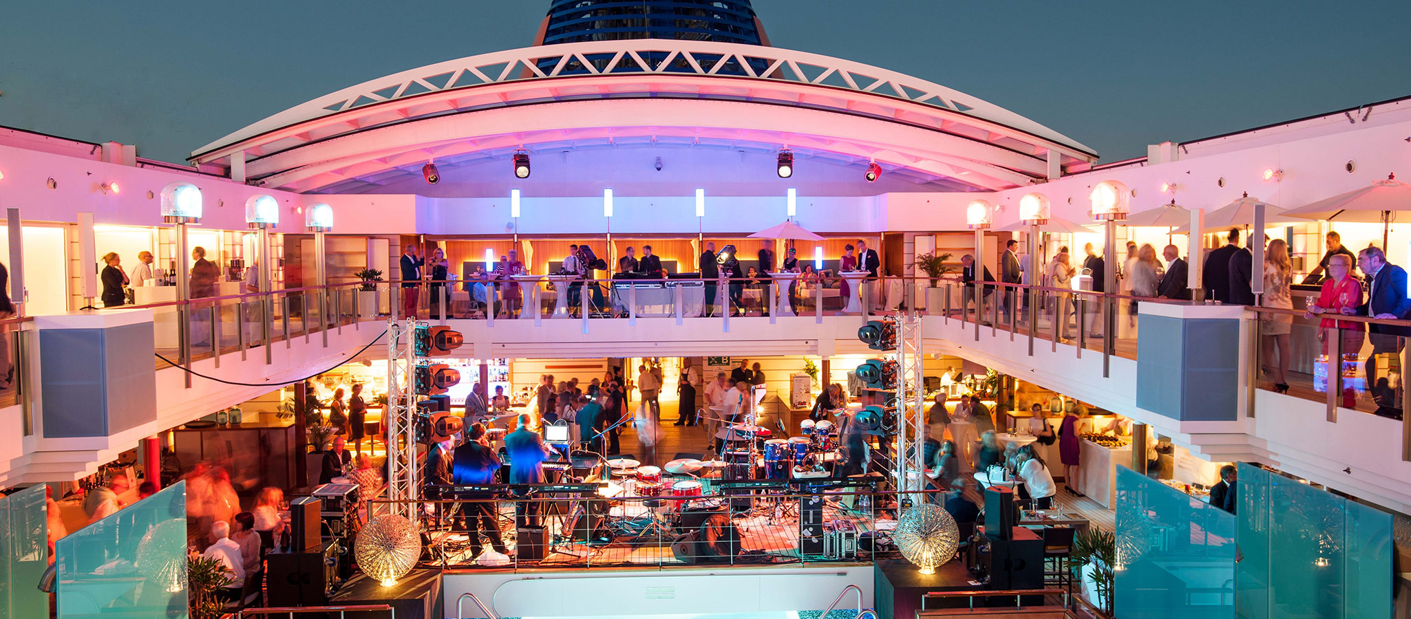 Independent of the weather: If necessary, a protective roof is put up over the event location on the pool deck.