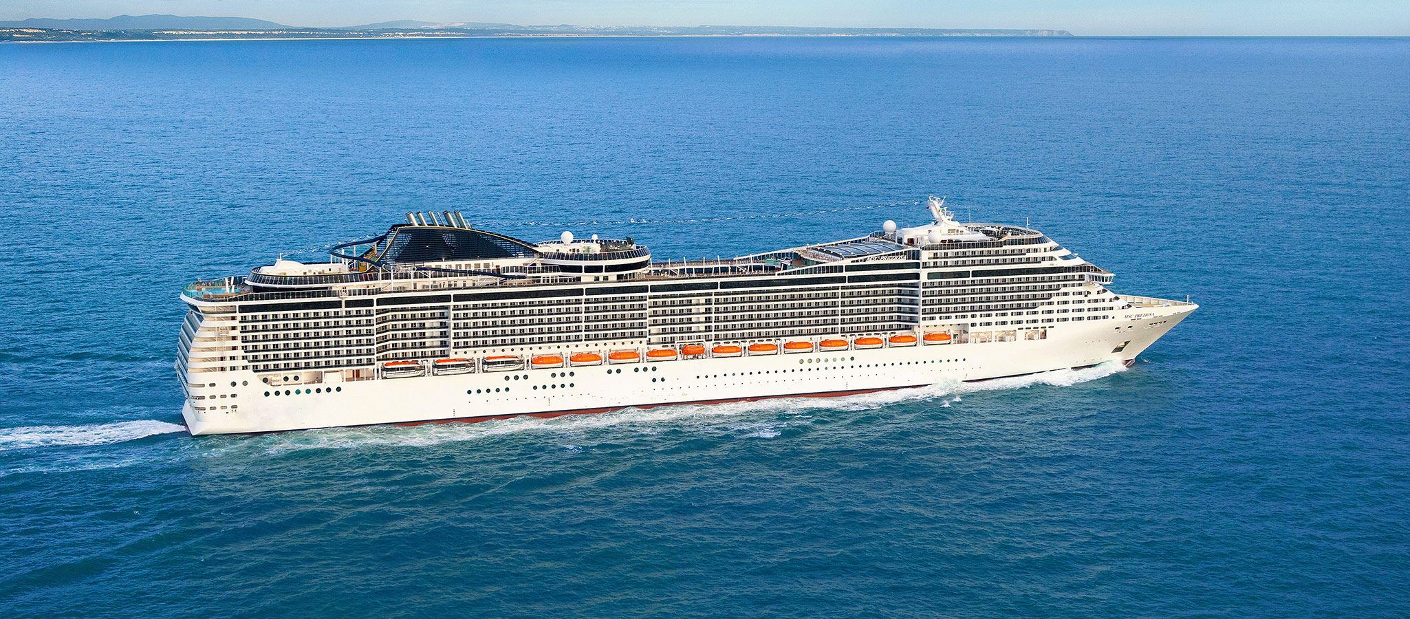Cruise ships of this size are referred to as resort ships. Like at a resort, simply everything needed for events, incentives, conferences and entertainment is on hand on board.