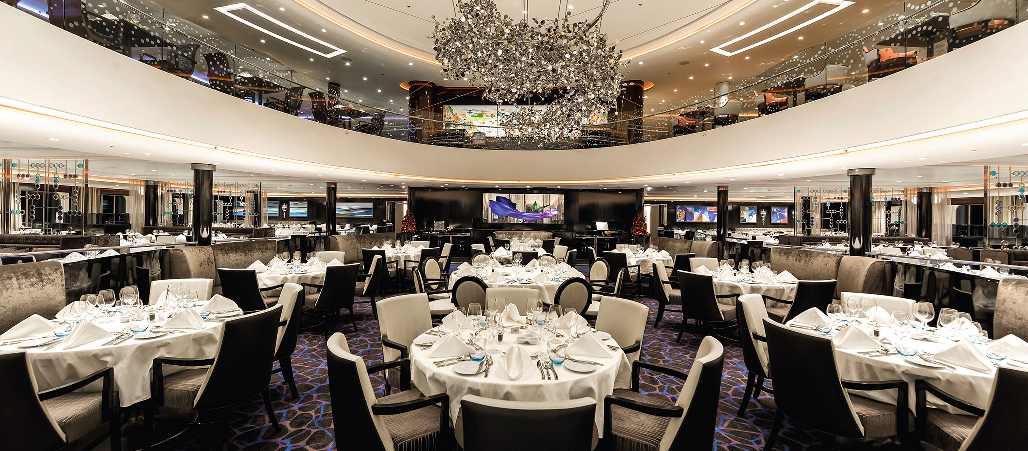 The restaurants of the cruise ships seat around 1,200 guests at one time. Ideal for events with single-room occupation.