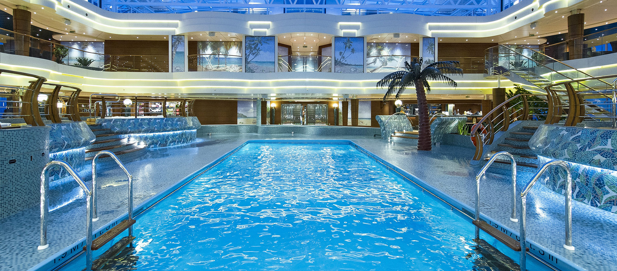 The dream of every event planner: The pool landscapes that can be used as gala locations are equipped with closable glass roofs.