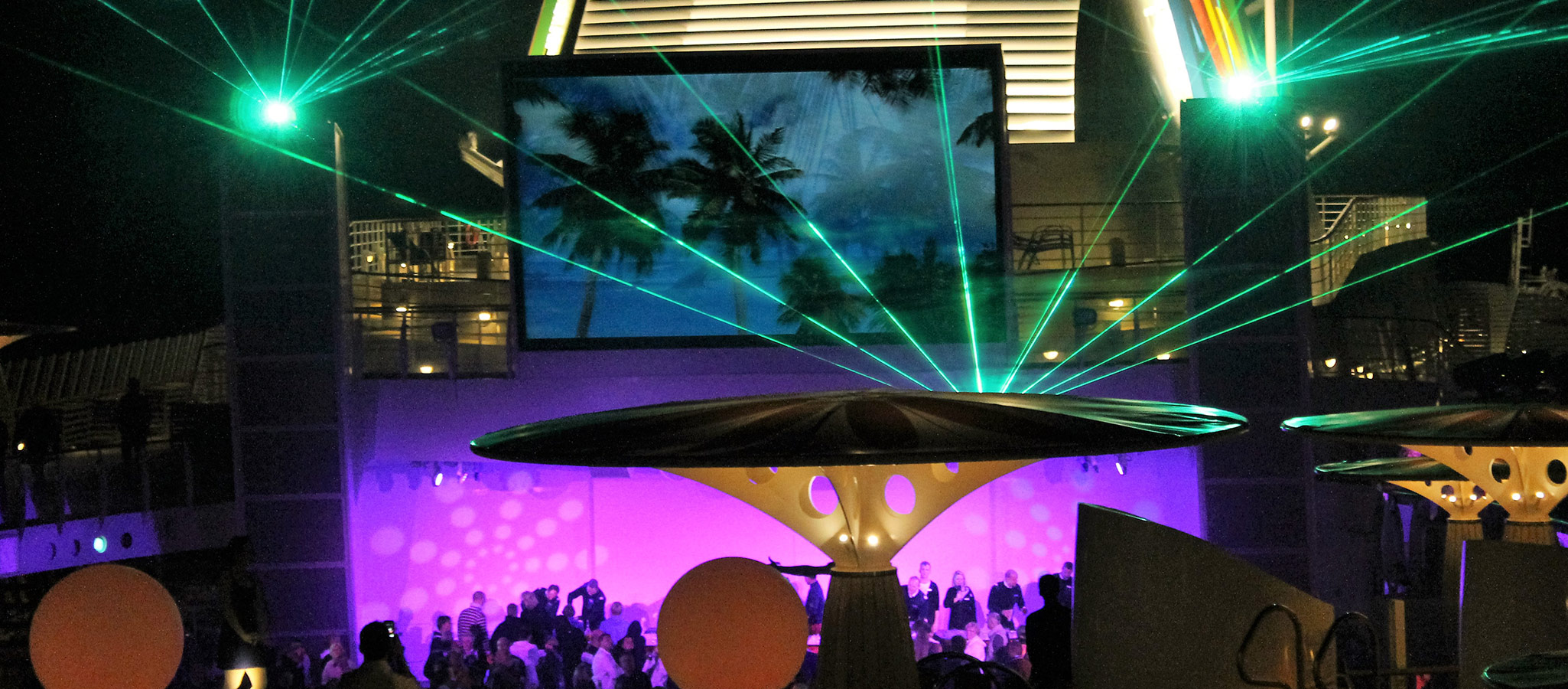 Licht- und Tontechnik vom Feinsten, Großleinwände und teils sogar Laseranlagen erlauben die perfekte Inszenierung Ihres Events.