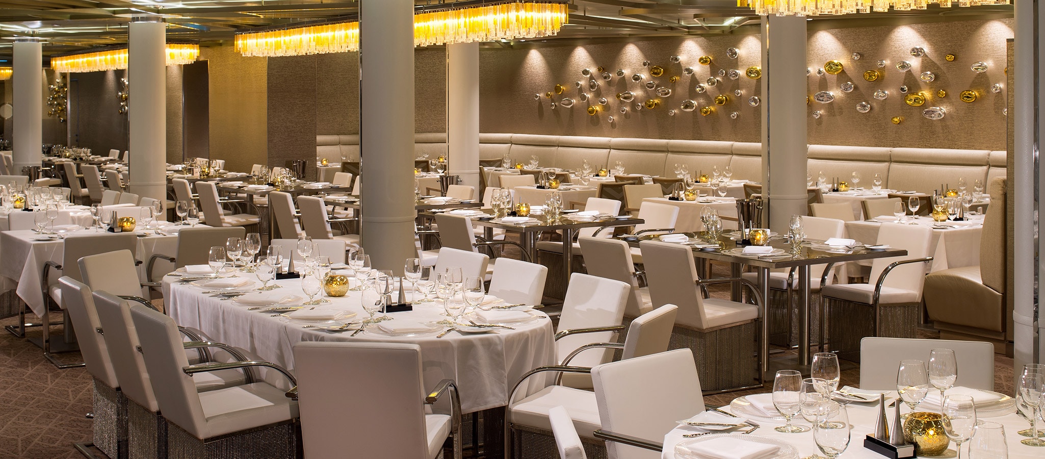 Vielfalt bietet auch das kulinarische Leben an Bord: Ihren Gästen stehen unzählige (Themen-) Restaurants zur Verfügung.