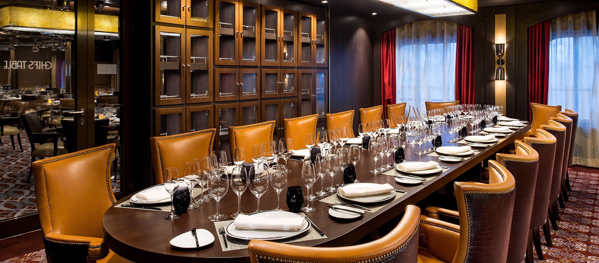 Beste Cuisine und gediegen-elegantes Ambiente bieten die vielen kleinen Restaurants an Bord - wie gemacht für ein Vorstands-Dinner.