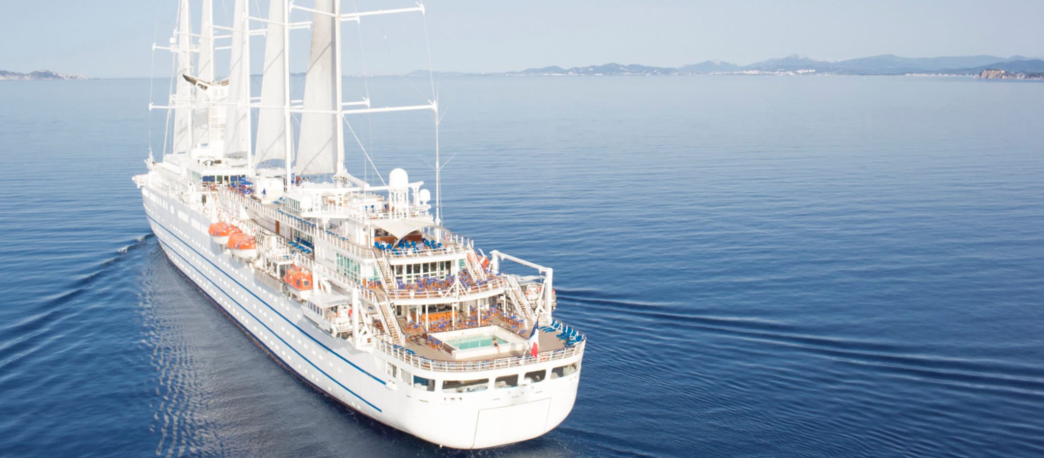 Several deck levels allow for multiple use: Meeting point at daytime. At night turned into a dinner and party zone by OceanEvent.