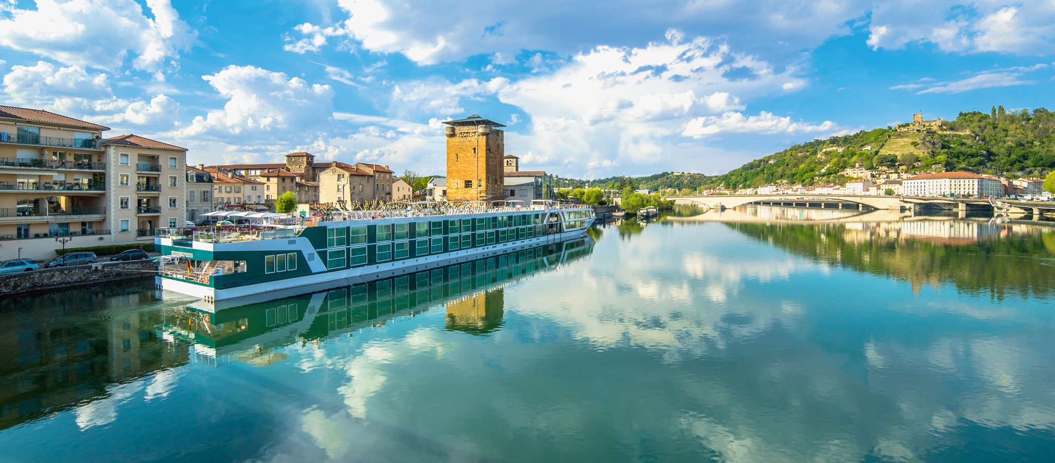 When leaving your river cruise ship, you'll find yourself in the center of the most exiting places. Meaning: no coach transfers, easy organisation and lower budgets.