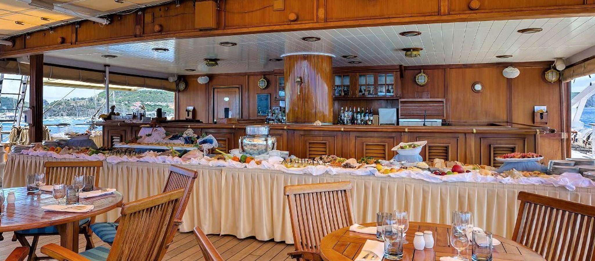Lunch buffet on the mezzanine. The casual atmosphere of the windjammer is especially appreciated by incentive participants.