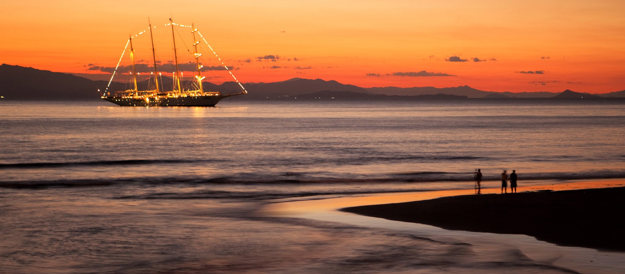 Your ship at anchor, your guests dine in a gala location on the beach. OceanEvent also stages this for you. All over the world.