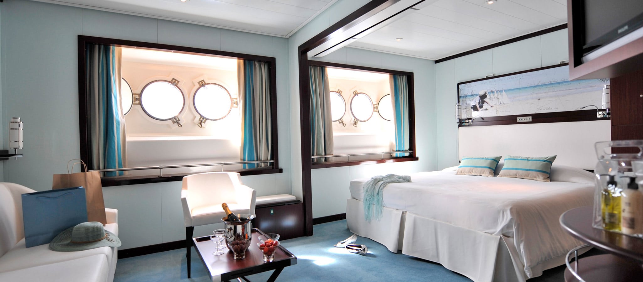 The cabins on board big sailing ships positively surprise in terms of size. The port holes provide a special maritime flair.