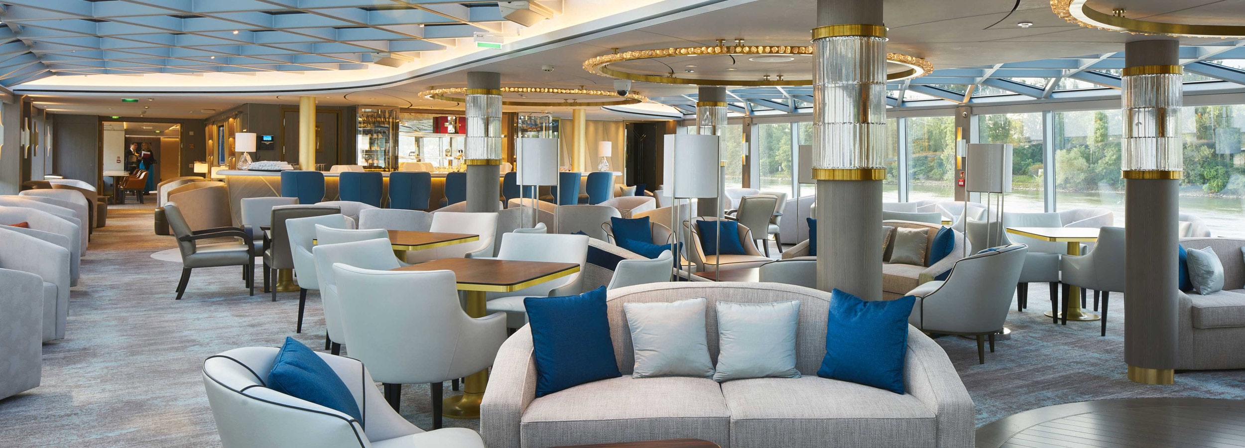 Hohe Panoramafenster und gemütliche Lounges machen Flusskreuzfahrtschiffe zur universell nutzbaren Location für Incentives und Tagungen.