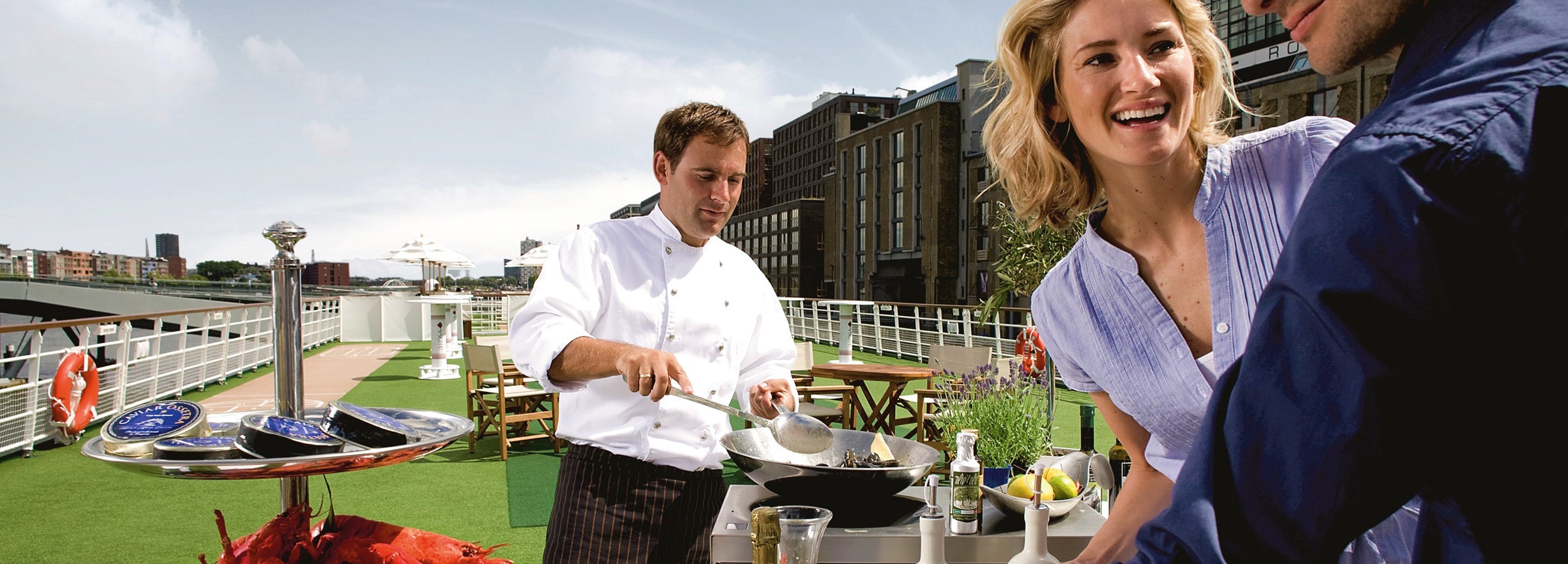 Die Oberdecks der Flusskreuzfahrtschiffe sind flexibel wandelbar. Hier: Lunch-Location mit Live-Cooking-Station.