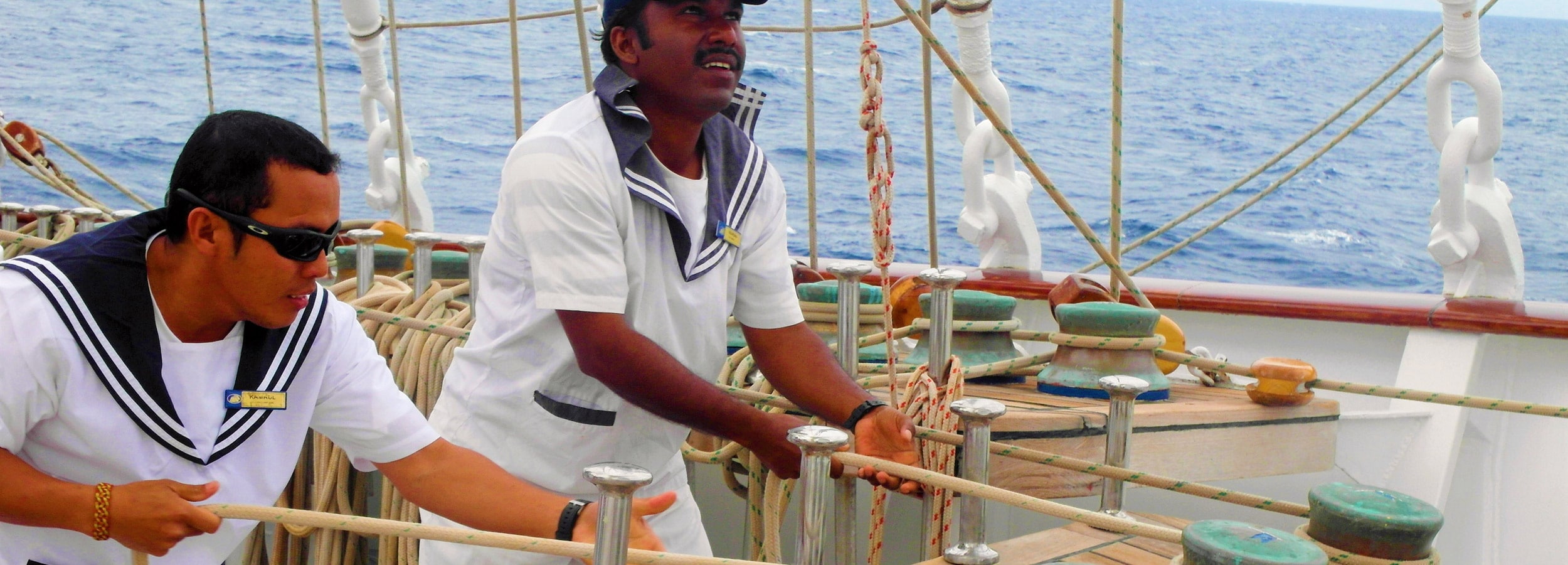 An Bord der Windjammer wird noch teils von Hand gesegelt. Schön anzusehen - und ein gutes Teambuilding.