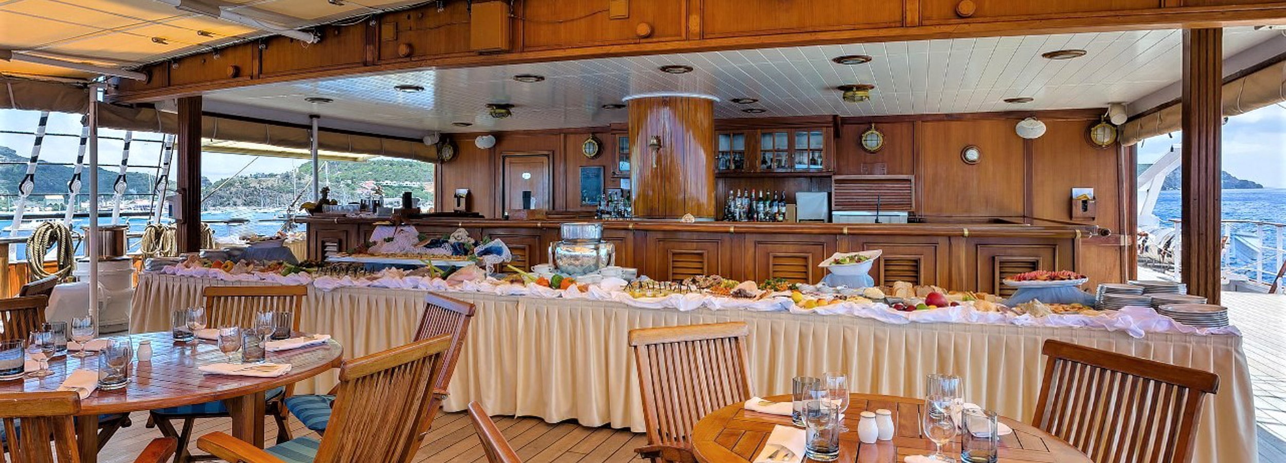 Lunchbüffet auf dem Zwischendeck. Die ungezwungene Atmosphäre auf Windjammern wird besonders von Incentive-Teilnehmern geschätzt.