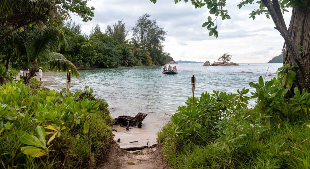 OceanEvent Incentive Charter Seychellen - Curieuse anreise mit dem Zodiacboot