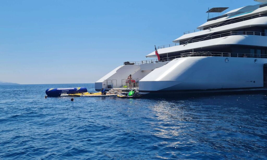 Kreuzfahrtschiff mieten für Firmenevents exklusiv mit OceanEvent - von 30 bis 6000 Gäste - Marina Plattform