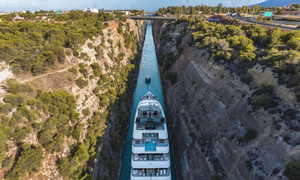 Kreuzfahrtschiff mieten für Firmenevents exklusiv mit OceanEvent - von 30 bis 6000 Gäste - Korinth Kanal