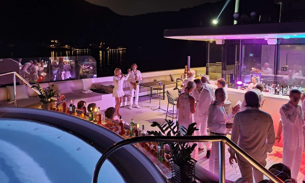 Kreuzfahrtschiff mieten für Firmenevents exklusiv mit OceanEvent - von 30 bis 6000 Gäste - White Night auf der Sky Deck