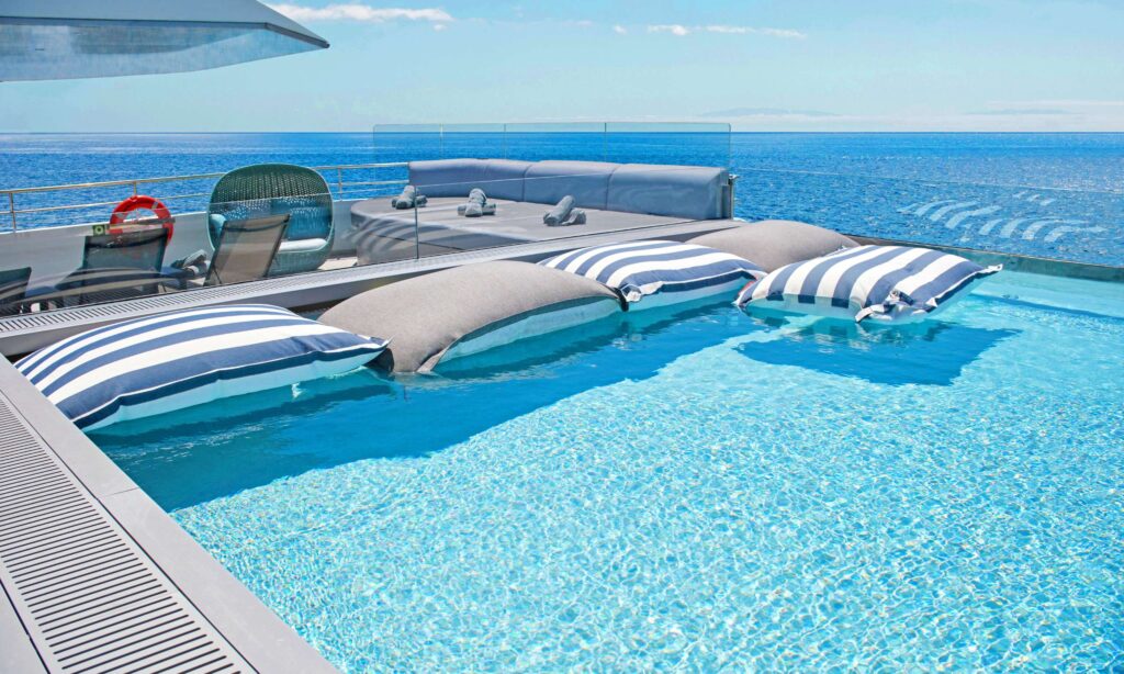 Kreuzfahrtschiff mieten für Firmenevents exklusiv mit OceanEvent - von 30 bis 6000 Gäste - Infinity Pool Deck