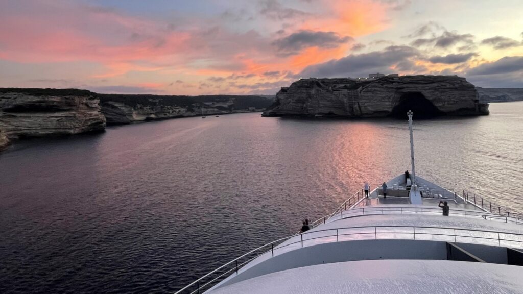 Privat-Kreuzfahrt_Rom-Catania - Im Hafen von Bonifacio einlaufen