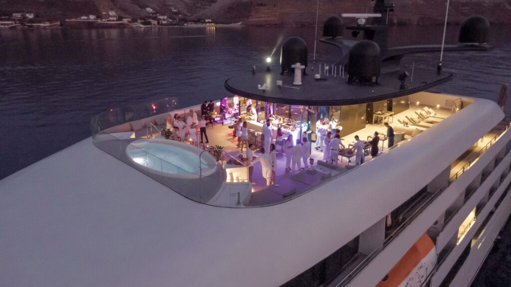 Kreuzfahrtschiff mieten für Firmenevents - Glamour White Night Party auf dem Sky Deck