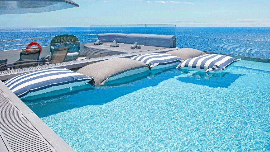 Private cruise - Rom-Catania - Pool Deck
