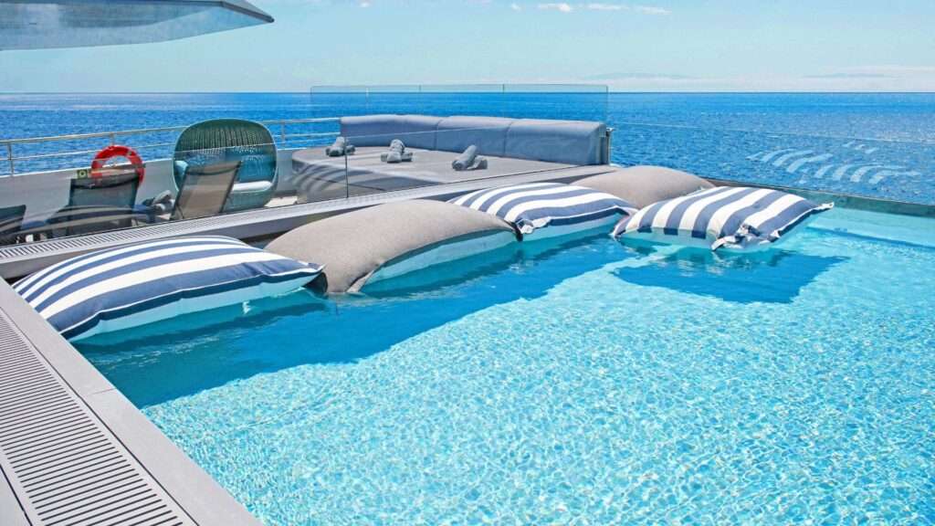 Privat-Kreuzfahrt_Rom-Catania - Pool Deck