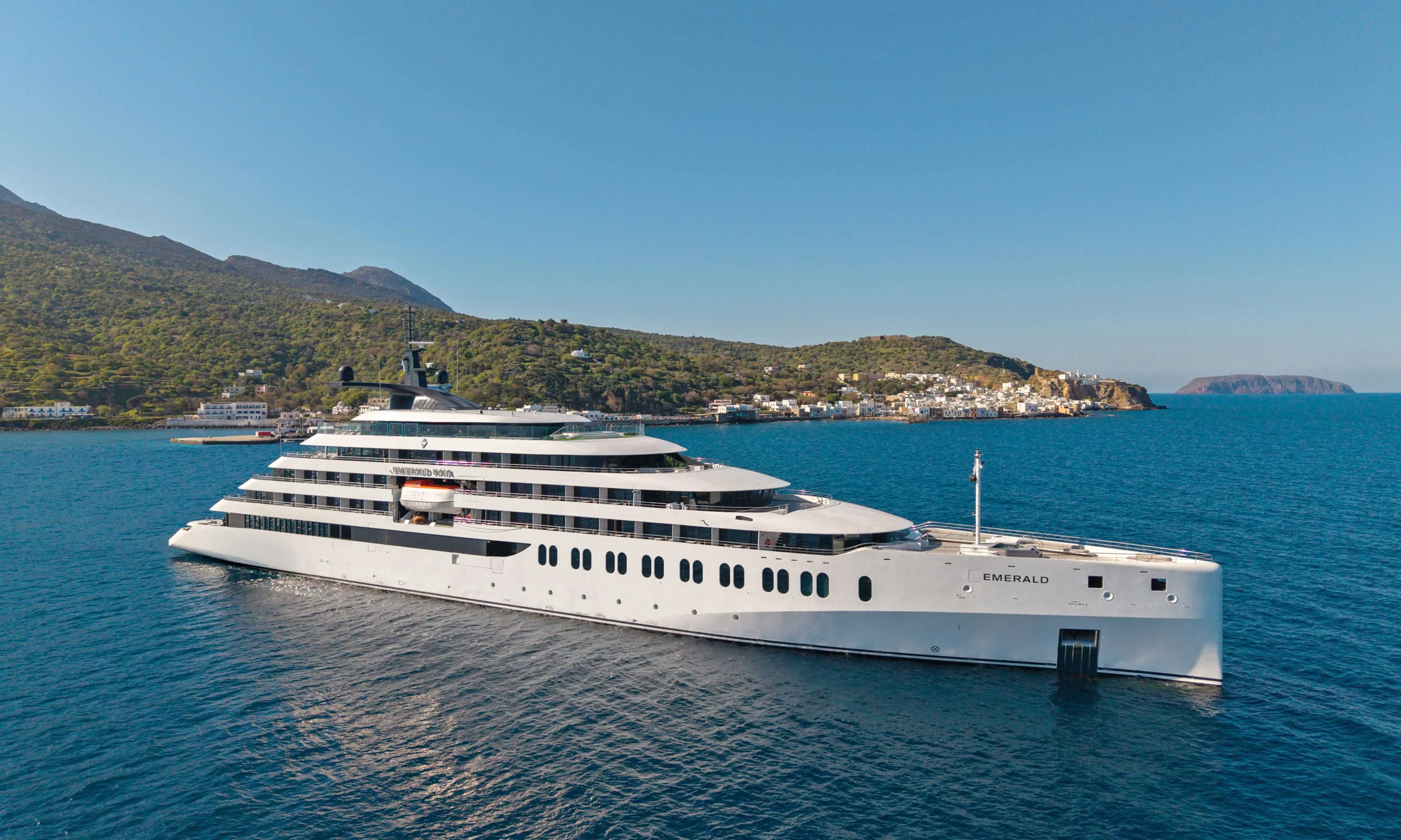 Emerald Raiya Yacht Charter – Where Private Moments Meet Life at Sea